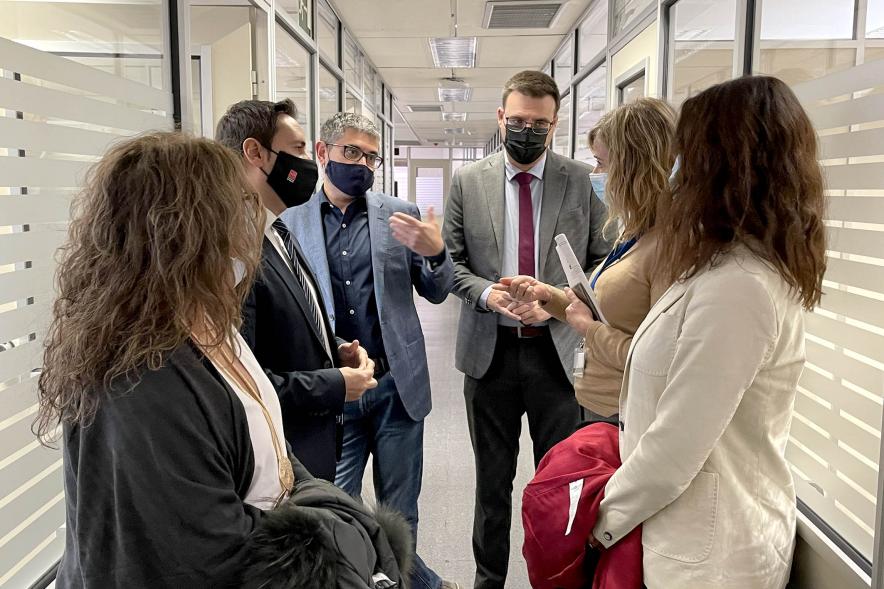 Visita Consejero Políticas Sociales a Punto Municipal Servicios Sociales - Imagen del alcalde Rafael Sánchez Acera, el vicealcalde Miguel Ángel Arranz, el Consejero de Políticas Sociales Javier Luengo y otras personas en un momento de la visita.