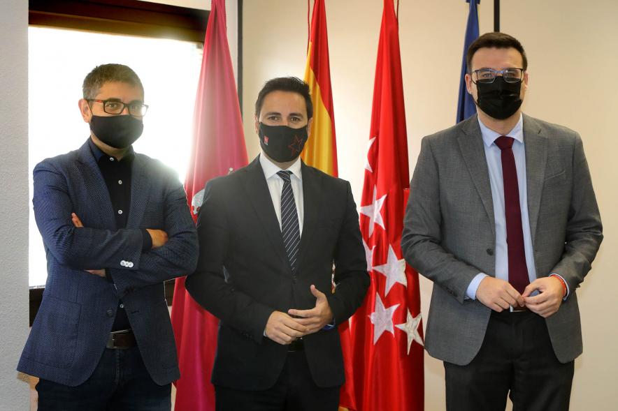 Visita Consejero Políticas Sociales a Punto Municipal Servicios Sociales - Imagen del alcalde Rafael Sánchez Acera, el vicealcalde Miguel Ángel Arranz y el Consejero de Políticas Sociales Javier Luengo.