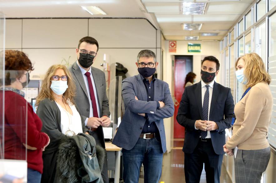 Visita Consejero Políticas Sociales a Punto Municipal Servicios Sociales - Imagen del alcalde Rafael Sánchez Acera, el vicealcalde Miguel Ángel Arranz, el Consejero de Políticas Sociales Javier Luengo y otras personas en un momento de la visita.