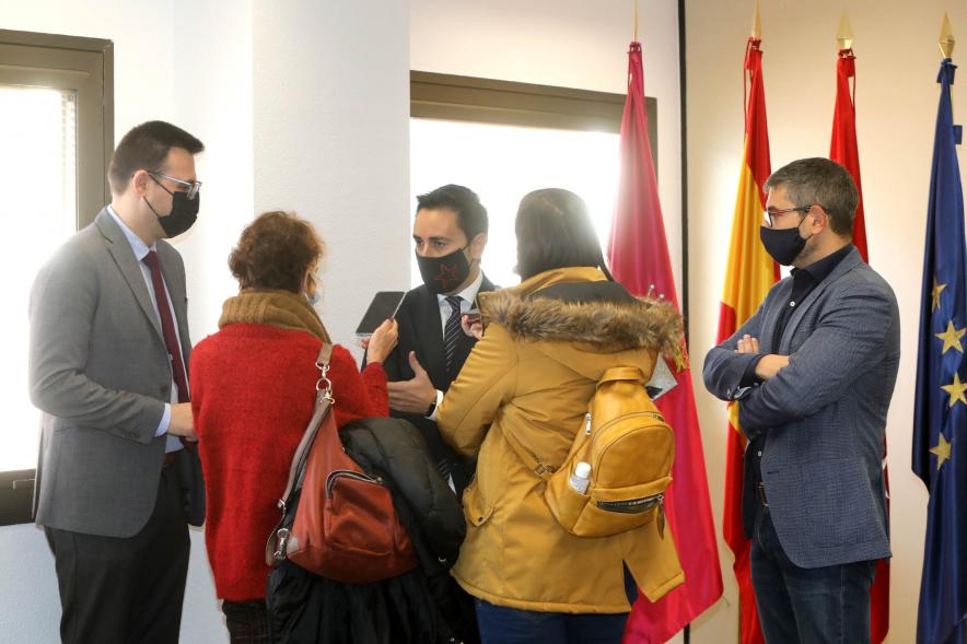 Visita Consejero Políticas Sociales a Punto Municipal Servicios Sociales - Imagen del alcalde Rafael Sánchez Acera, el vicealcalde Miguel Ángel Arranz, el Consejero de Políticas Sociales Javier Luengo y otras personas en un momento de la visita.