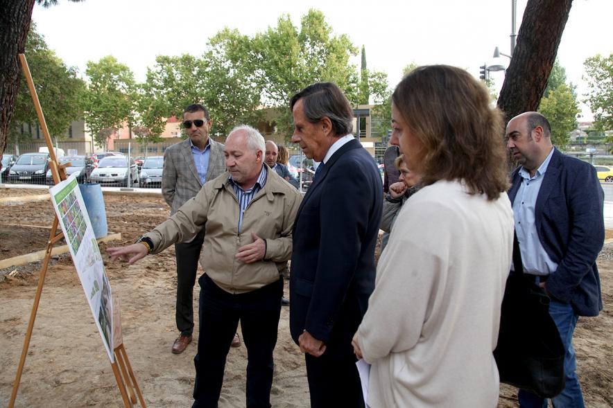 Visita a Obras de Parque Canarias y Parque Calle Salamanca -  Imagen del alcalde García de Vinuesa, con  un grupo de  vecinos.