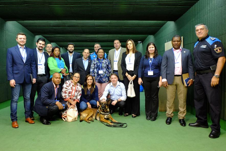 Visita Alumnos EGME a Policía Local - Imagen de posado general de todos los participantes al acto.