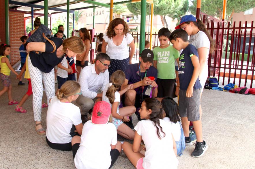 Alcalde Rafael Sánchez, Cristina Martínez y Ofelia Culebrada. Visita Colonias de Verano CEIP Valdepalitos - 164998