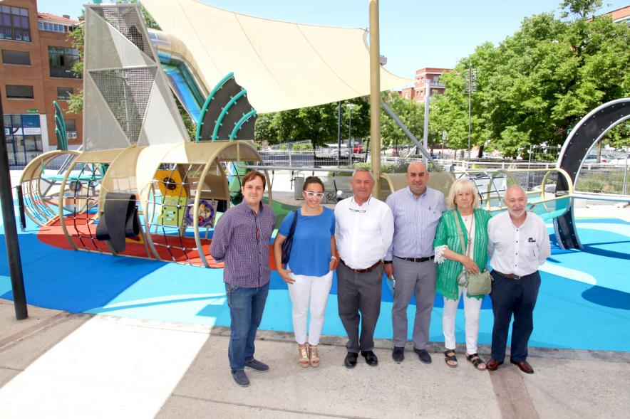 Autoridades con instalaciones al fondo