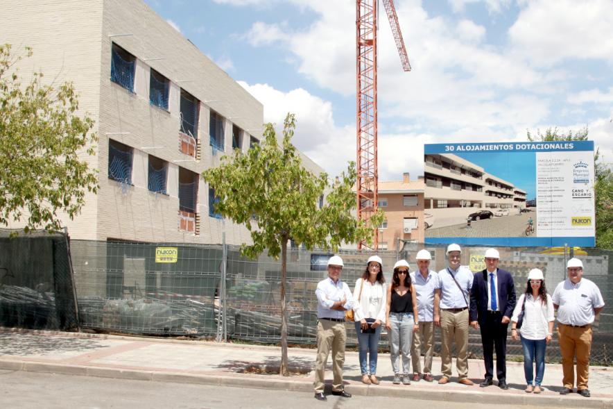 Posado de asistentes frente a la construcción 