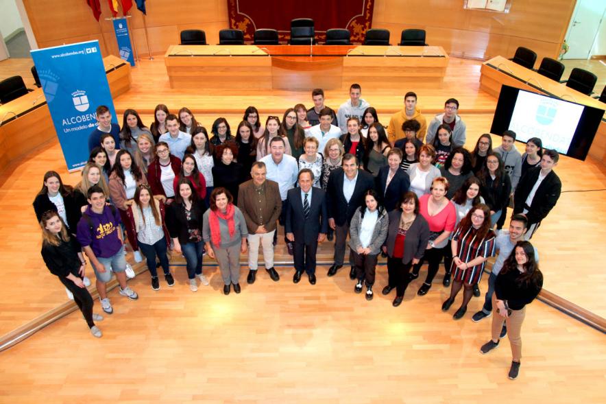 Foto grupal de estudiantes y delegación municipal