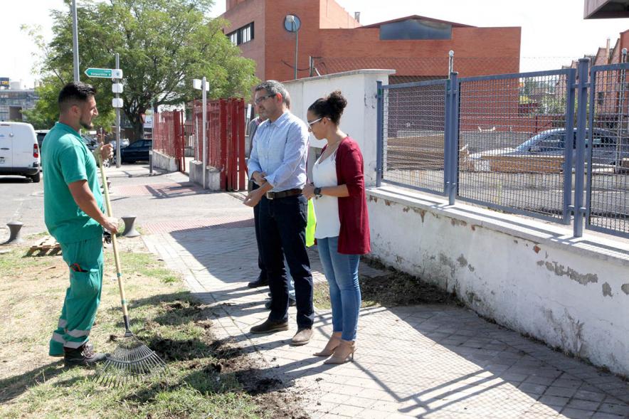Alcalde Rafael Sanchez, concejal Cristina Martinez y trabajadores de mantenimiento. Visita a las Intervenciones en Calle San Juan Artesano - 2019