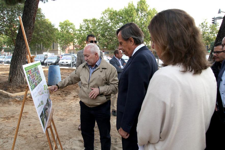 Visita a Obras de Parque Canarias y Parque Calle Salamanca -  Imagen del alcalde García de Vinuesa, con  un grupo de  vecinos.