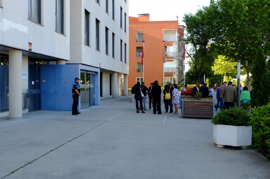 Visita Alumnos EGME a Policía Local - Imagen de los visitantes a su llegada a las instalaciones.