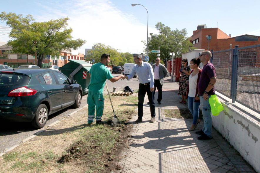  Alcalde Rafael Sanchez, concejal Cristina Martinez y trabajadores de mantenimiento. Visita a las Intervenciones en Calle San Juan Artesano – 2019