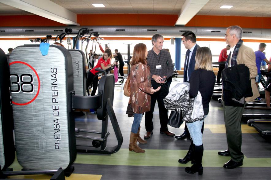 Visita Nueva Sala Fitness C.D. Valdelasfuentes - Imagen del vicealcalde Miguel Ángel Arranz junto con la concejal de Deportes María Espín en un momento de  visita a la sala fitness de la Ciudad Deportiva Valdelasfuentes.