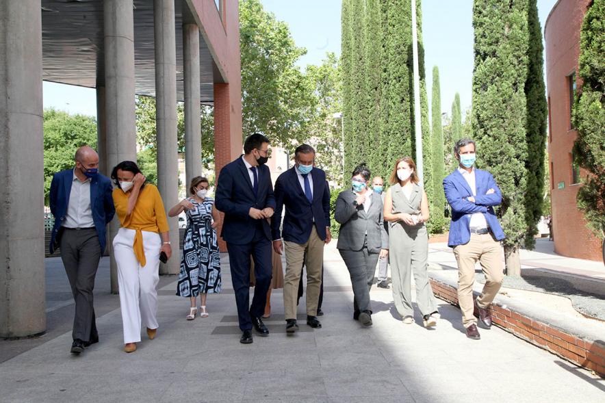 Visita del Consejero de Justicia de la CAM a los Juzgados de Alcobendas - Imagen del consejero  Enrique López caminando hacia los juzgados por entre otras personalidades el vicealcalde Miguel Ángel Arranz y la nueva Decana Verónica Caravantes.   