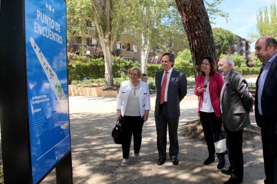 Alcalde Ignacio de Vinuesa y autoridades visitando las instalaciones del Parque de Canarias. 