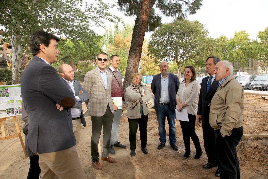 Visita a Obras de Parque Canarias y Parque Calle Salamanca -  Imagen del alcalde García de Vinuesa, con  un grupo de  vecinos.