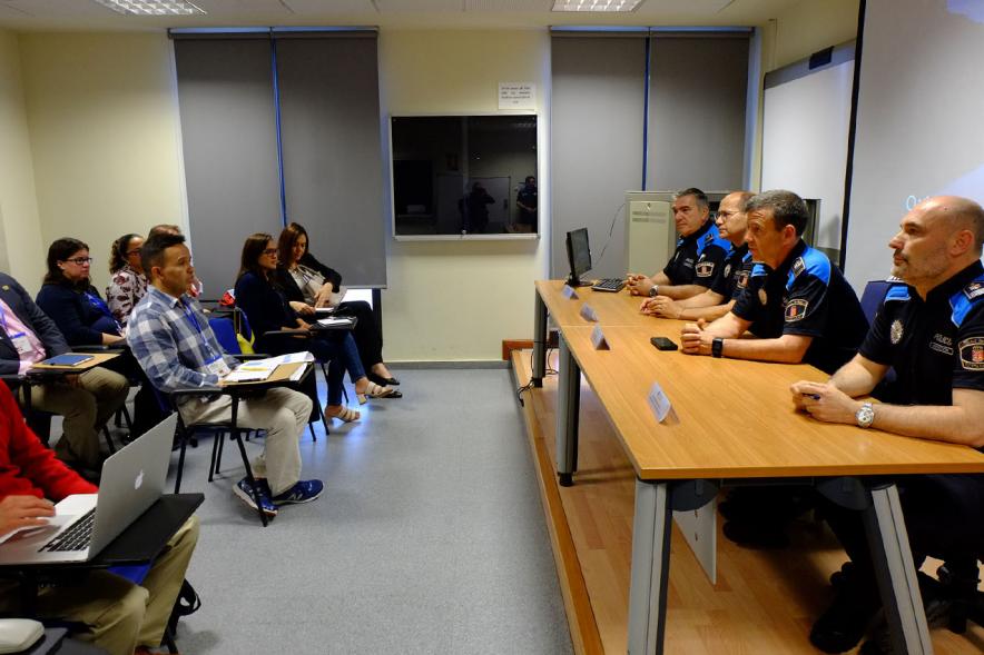 Visita Alumnos EGME a Policía Local - Imagen de varios policías dirigiéndose a los visitantes.