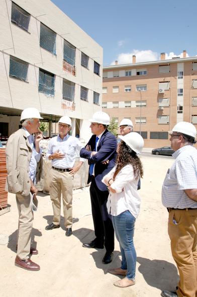 Asistentes charlan delante de la fachada del edificio