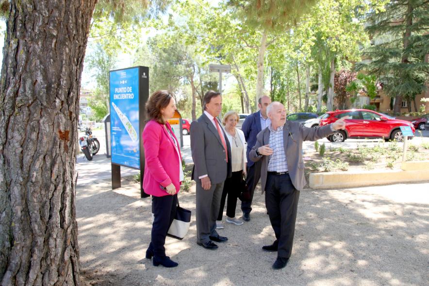 Alcalde Ignacio de Vinuesa y autoridades visitando las instalaciones del Parque de Canarias. 