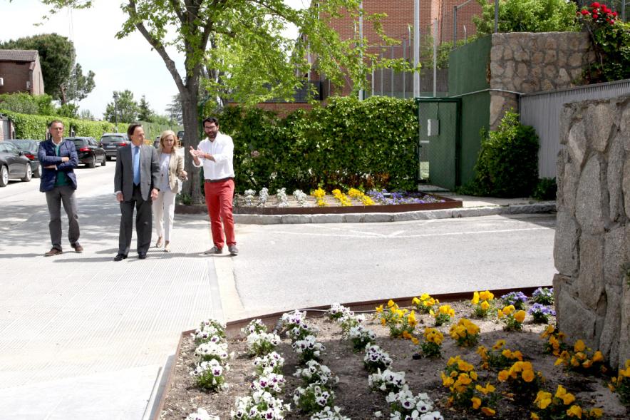 Visita Obras Calle Iris y Calle Hiedra - Imagen del alcalde García de Vinuesa visitando las obras de Calle Iris y Calle Hiedra acompañado de otras personas.