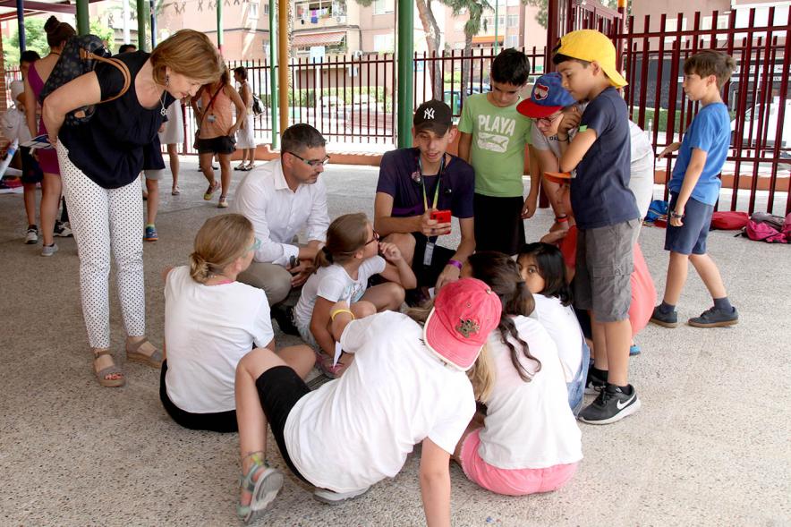 Autoridades y niños de las colonias. Visita Colonias de Verano CEIP Valdepalitos - 2019