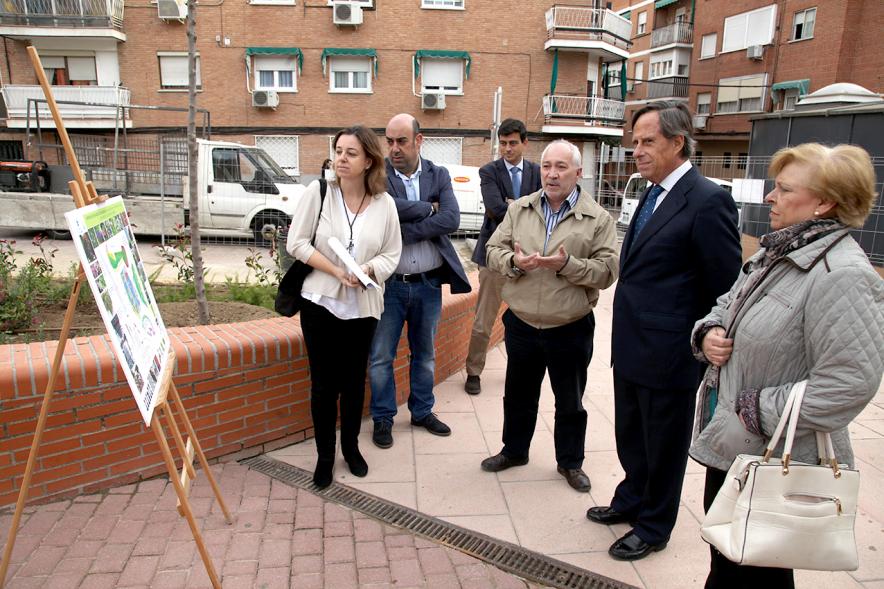 Visita a Obras de Parque Canarias y Parque Calle Salamanca - Imagen del alcalde García de Vinuesa, con  un grupo de  vecinos.
