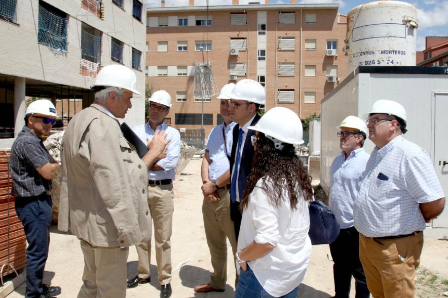 Delegación municipal charla en el exterior de la obra con representantes de la construcción