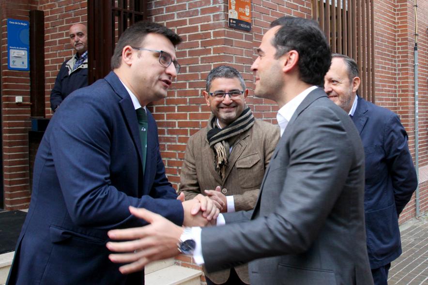 Concejal Miguel Ángel Arranz y autoridad en las puertas de la Casa de la Mujer. 
