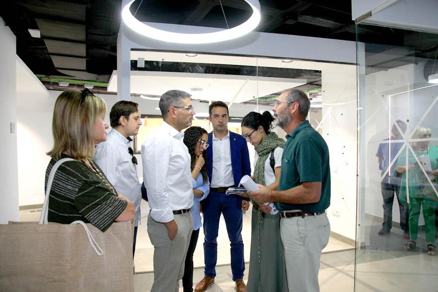 Visitantes charlan durante el evento