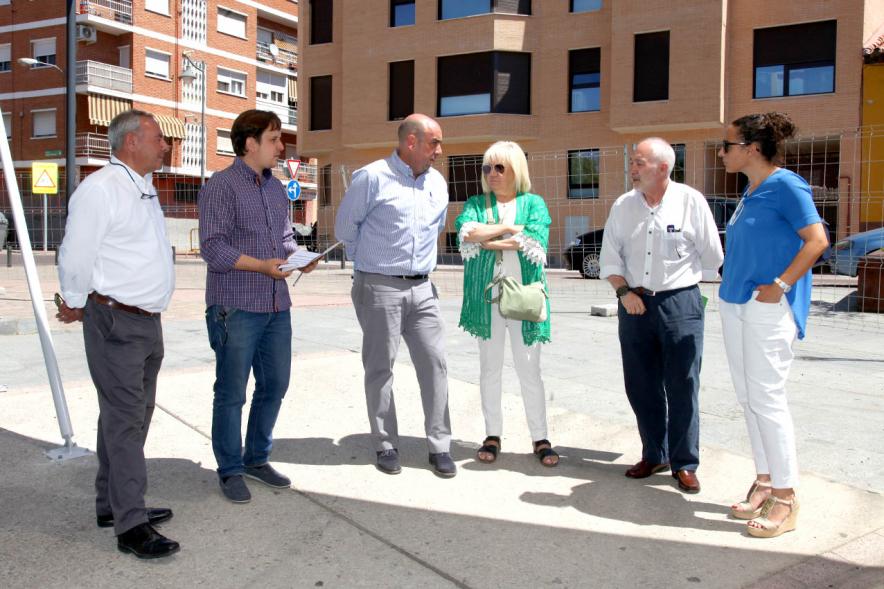 Concejales por PSOE Cristina Martínez y Alberto Polo charlan con asistentes