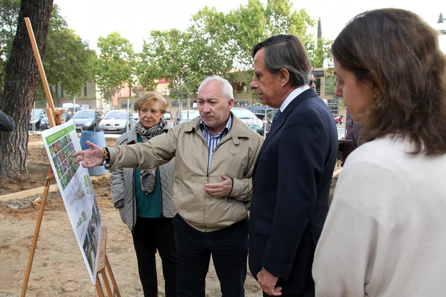 Visita a Obras de Parque Canarias y Parque Calle Salamanca - Plano del alcalde de García de Vinuesa  y  el representante vecinal junto al plano. de la remodelación.