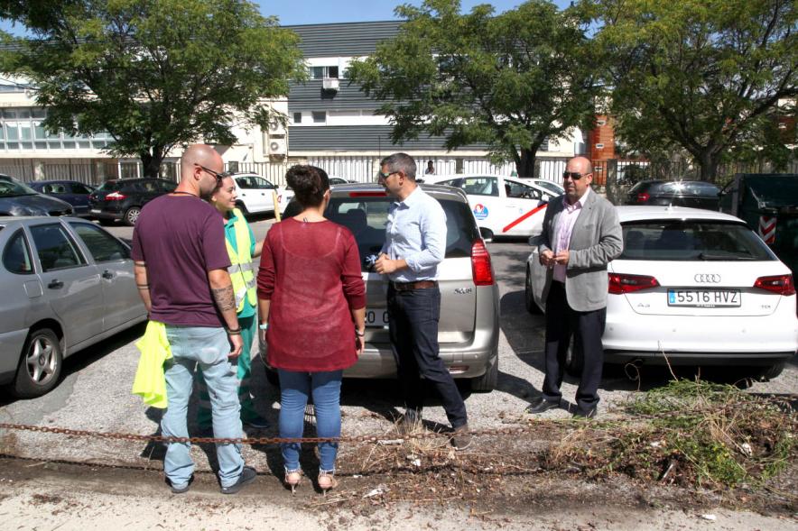 Alcalde Rafael Sanchez, concejal Cristina Martinez y trabajadores de mantenimiento. Visita a las Intervenciones en Calle San Juan Artesano – 2019