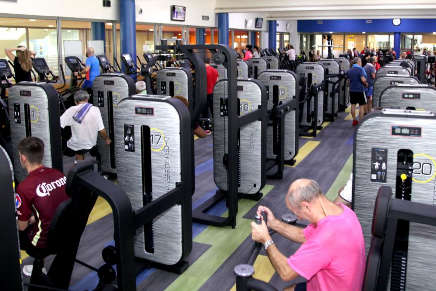 Visita Nueva Sala Fitness C.D. Valdelasfuentes - Imagen de usuarios utilizando el nuevo equipamiento.