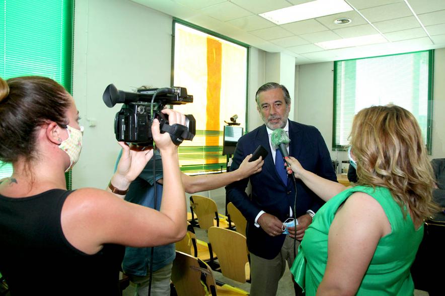 Visita del Consejero de Justicia de la CAM a los Juzgados de Alcobendas - Imagen del consejero  Enrique López siendo entrevistado por los medios.