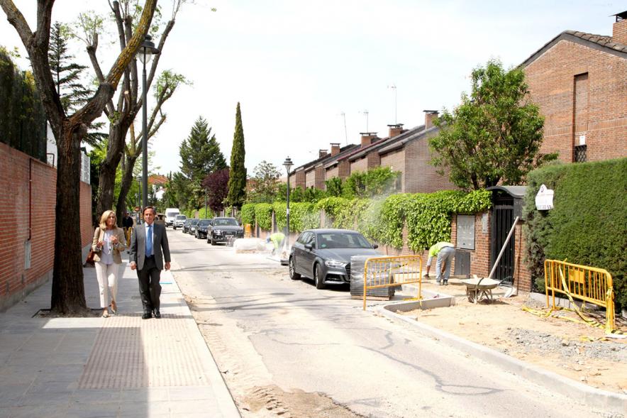 Visita Obras Calle Iris y Calle Hiedra - Imagen del alcalde García de Vinuesa visitando las obras de Calle Iris y Calle Hiedra acompañado de otra persona.