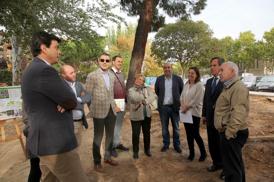 Visita a Obras de Parque Canarias y Parque Calle Salamanca - Imagen del alcalde García de Vinuesa, con  un grupo de  vecinos.