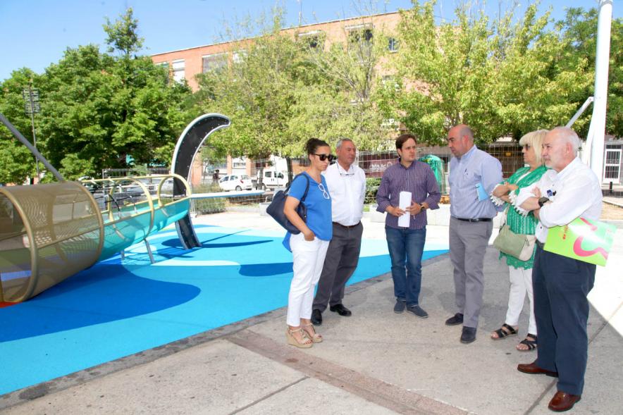 Asistentes con instalaciones al fondo