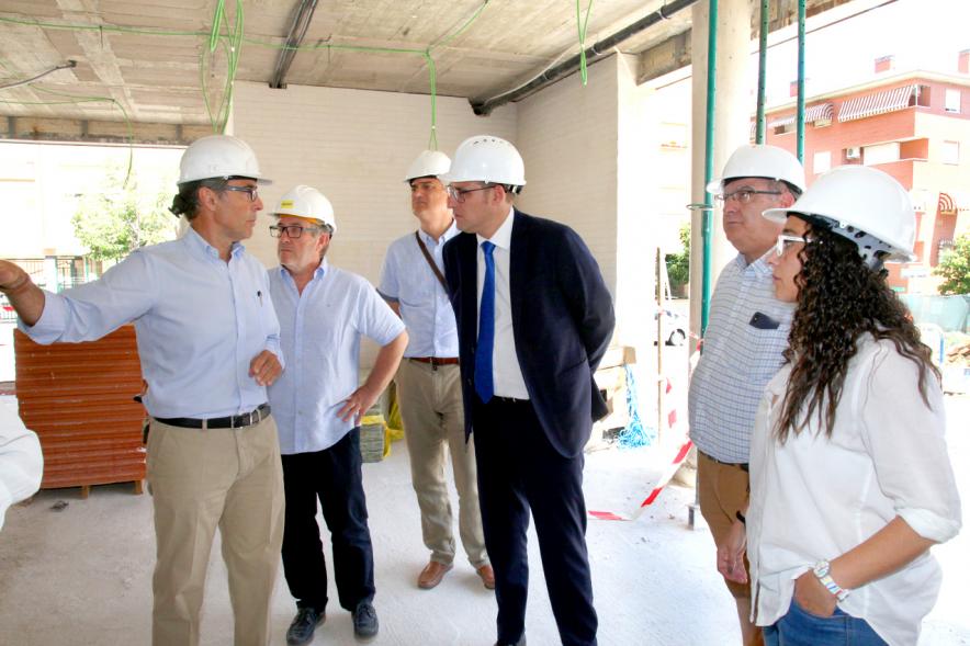 Representantes de la construcción guían a la delegación