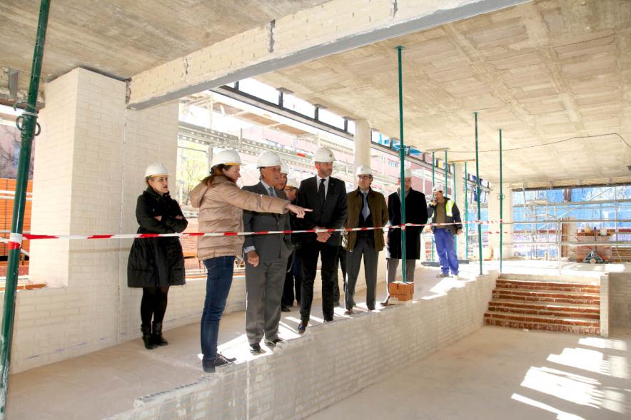 Delegación municipal observando un detalle de la construcción