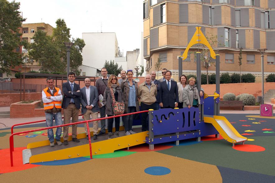 Visita a Obras de Parque Canarias y Parque Calle Salamanca - Posado en la zona remodelada infantil del  alcalde García de Vinuesa y  los representantes vecinales.
