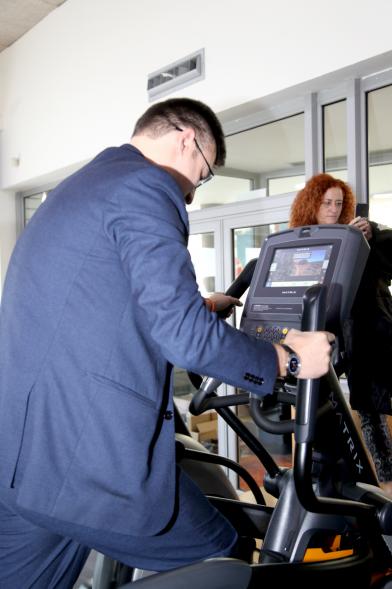 Visita Nueva Sala Fitness C.D. Valdelasfuentes - Imagen del vicealcalde Miguel Ángel Arranz probando una de las nuevas máquinas.