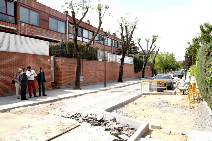 Visita Obras Calle Iris y Calle Hiedra - Imagen del alcalde García de Vinuesa visitando las obras de Calle Iris y Calle Hiedra acompañado de otra persona.