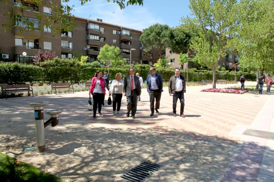 Alcalde Ignacio de Vinuesa y autoridades visitando las instalaciones del Parque de Canarias. 