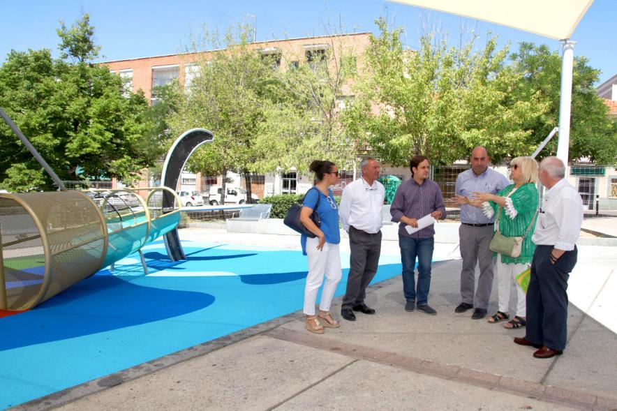 Asistentes con instalaciones al fondo