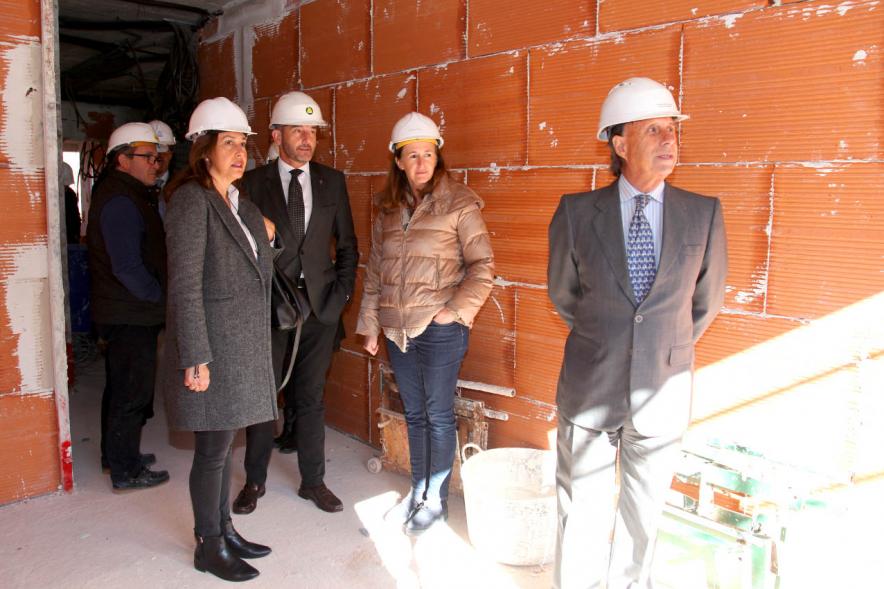 Alcalde García de Vinuesa y Concejales por PP Cano y Cubián observan la construcción 