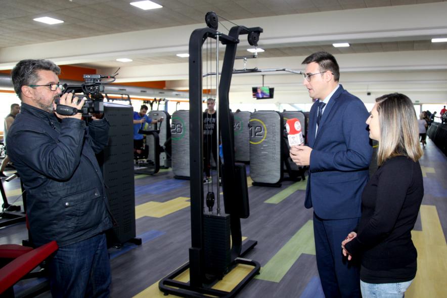 Visita Nueva Sala Fitness C.D. Valdelasfuentes - Imagen del vicealcalde Miguel Ángel Arranz junto con la concejal de Deportes María Espín mientras son entrevistados durante la visita.