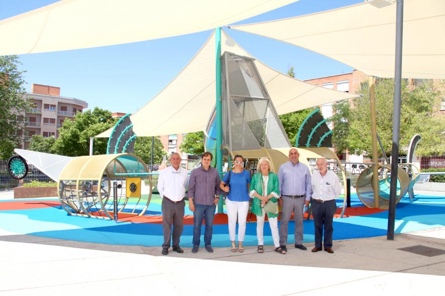 Delegación municipal con instalaciones al fondo