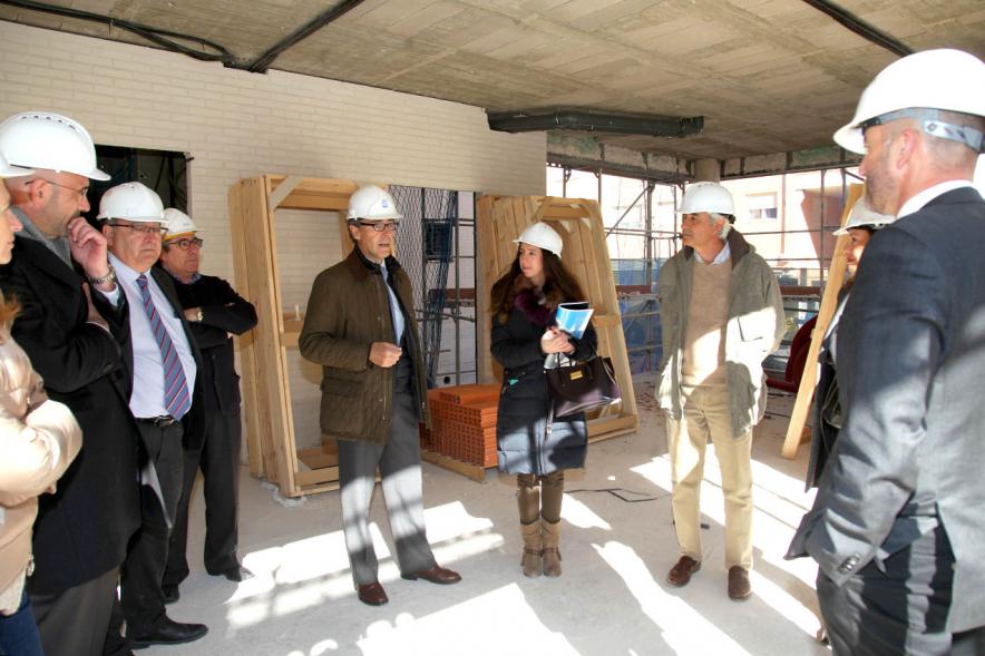 Representante de la construcción charla con la delegación durante la visita