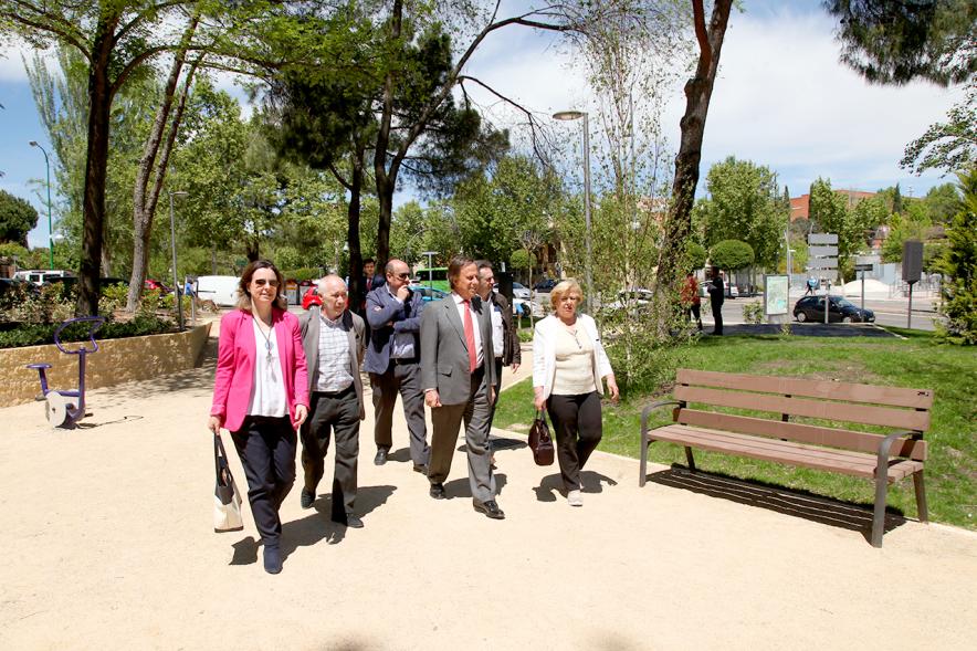 Alcalde Ignacio de Vinuesa y autoridades visitando las instalaciones del Parque de Canarias. 