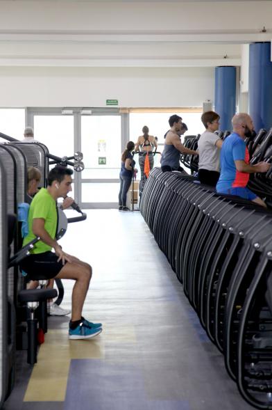 Visita Nueva Sala Fitness C.D. Valdelasfuentes - Imagen de usuarios utilizando el nuevo equipamiento.