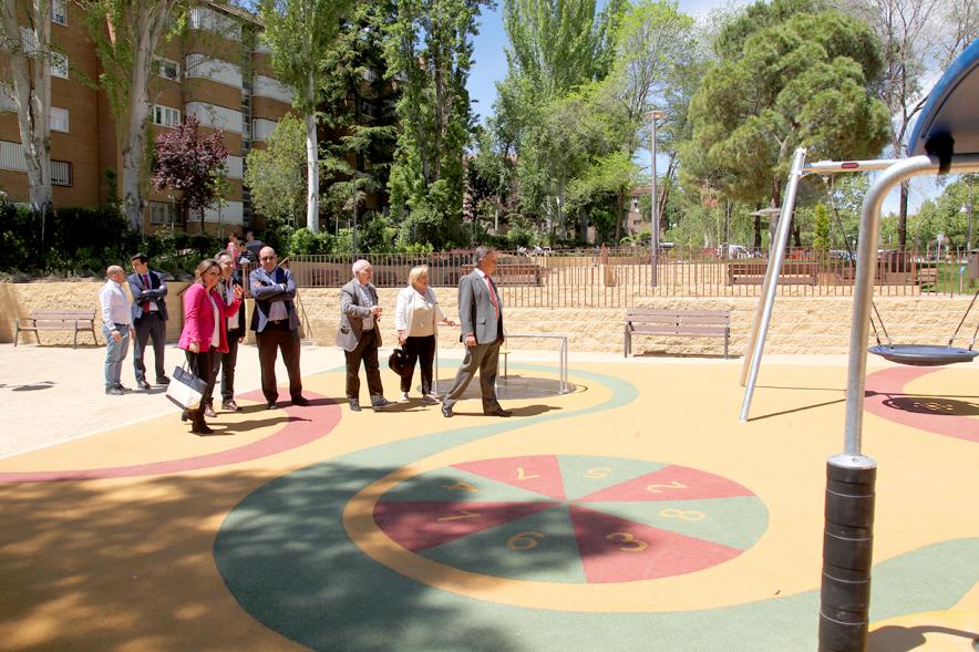 Alcalde Ignacio de Vinuesa y autoridades visitando las instalaciones del Parque de Canarias. 