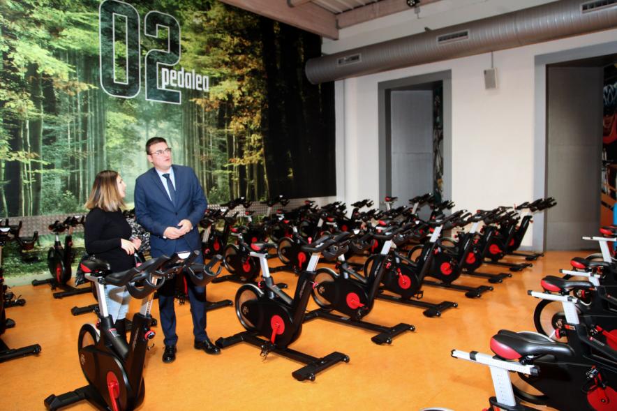 Visita Nueva Sala Fitness C.D. Valdelasfuentes - Imagen del vicealcalde Miguel Ángel Arranz junto con la concejal de Deportes María Espín visitando la sala fitness de la Ciudad Deportiva Valdelasfuentes.